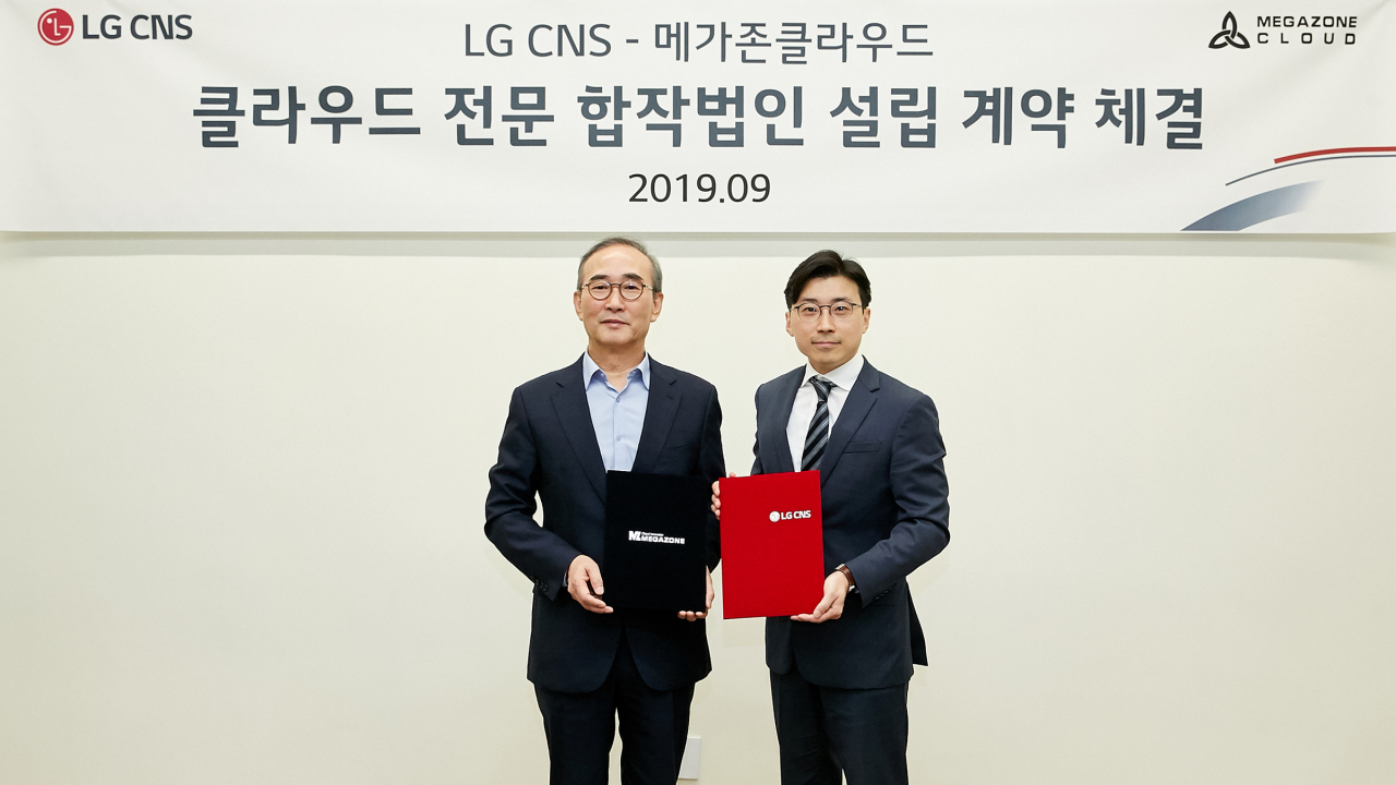 〈사진〉25일 서울 강남구 역삼동 메가존 본사에서 김영섭(왼쪽) LG CNS 사장과 이주완 메가존클라우드 대표가 클라우드 전문 합작법인 설립 계약 체결 후 기념촬영을 했다. [LG CNS 제공]