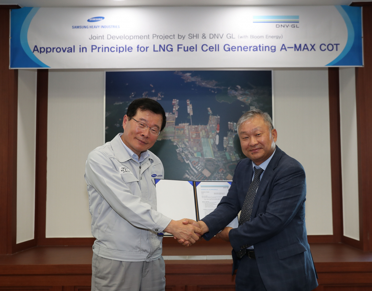정진택 삼성중공업 기술개발본부장(전무, 왼쪽)이 이화룡 DNV GL 부사장과 연료전지 원유운반선에 대한 기본승인 인증 후 악수를 하고 있다. [삼성중공업 제공]