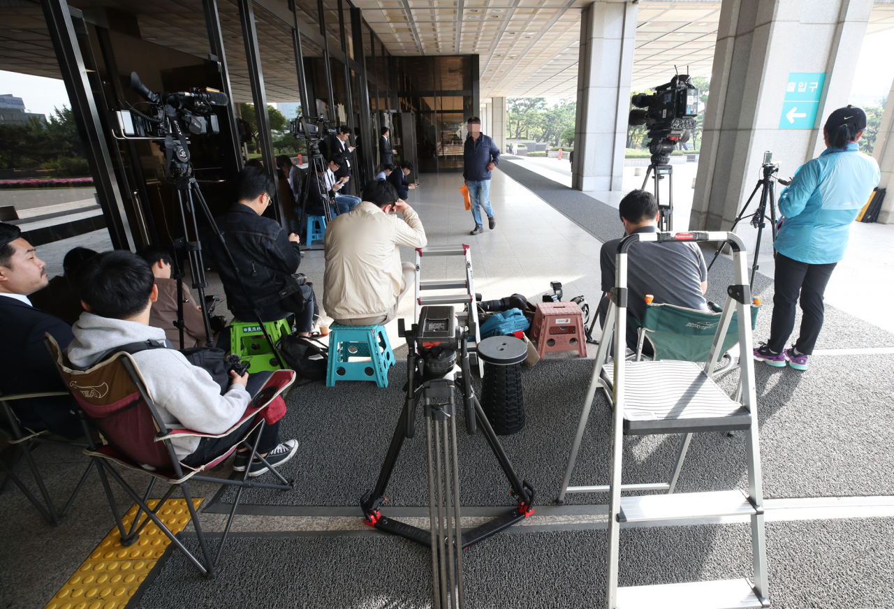 26일 오전 서울 서초구 서울중앙지방검찰청에서 취재진이 조국 법무부 장관 부인 정경심 동양대 교수소환에 대비, 대기하고 있다. 연합뉴스