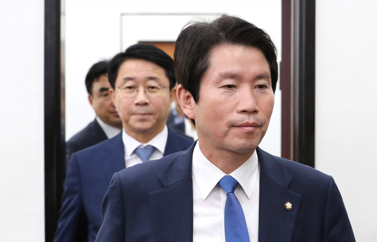 더불어민주당 이인영 원내대표(오른쪽부터)와 조정식 정책위의장이 26일 오전 국회에서 열린 정책조정회의에 참석하고 있다. 연합뉴스