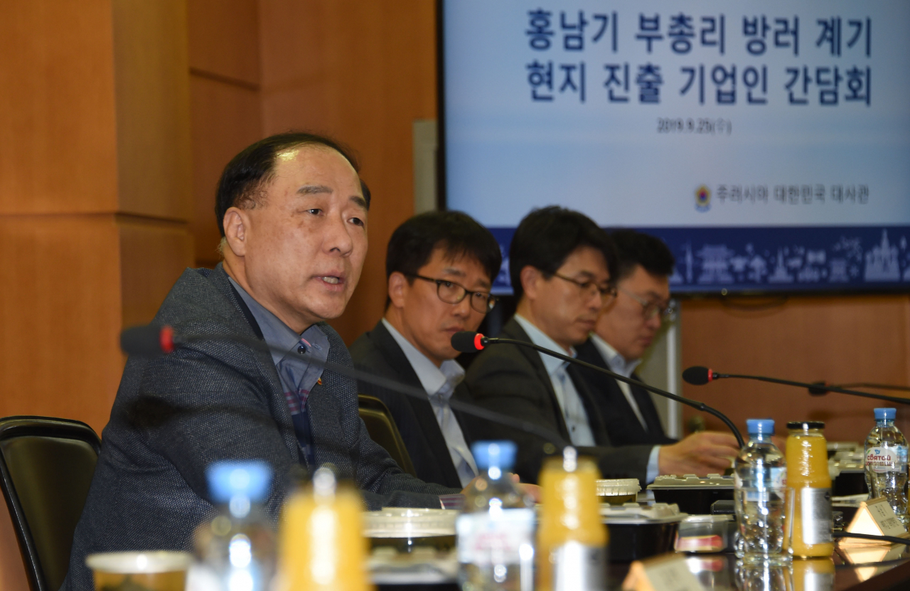 ‘제18차 한·러 경제과학기술공동위원회’ 참석차 러시아 모스크바를 방문중인 홍남기 부총리 겸 기획재정부 장관이 25일(현지시간) 러시아 현지 진출기업 간담회에 참석해 기업 애로사항 청취 등 대화를 나누고 있다. [기획재정부 제공]