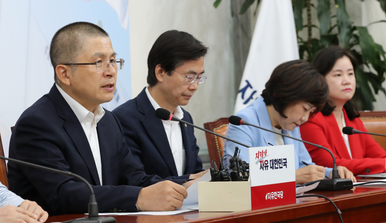 황교안 자유한국당 대표가 26일 오전 국회에서 열린 최고위원회의에서 발언하고 있다. [연합]