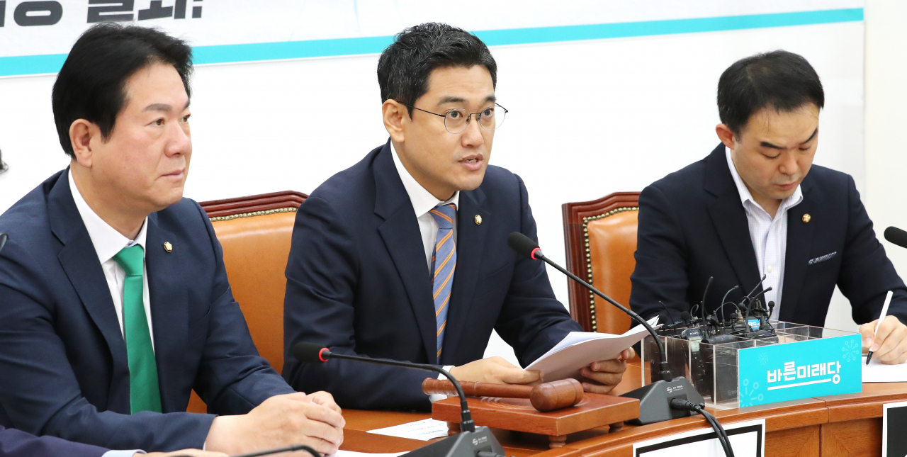 오신환 바른미래당 원내대표(가운데)가 26일 오전 국회에서 열린 원내정책회의에서 발언하고 있다. [연합]