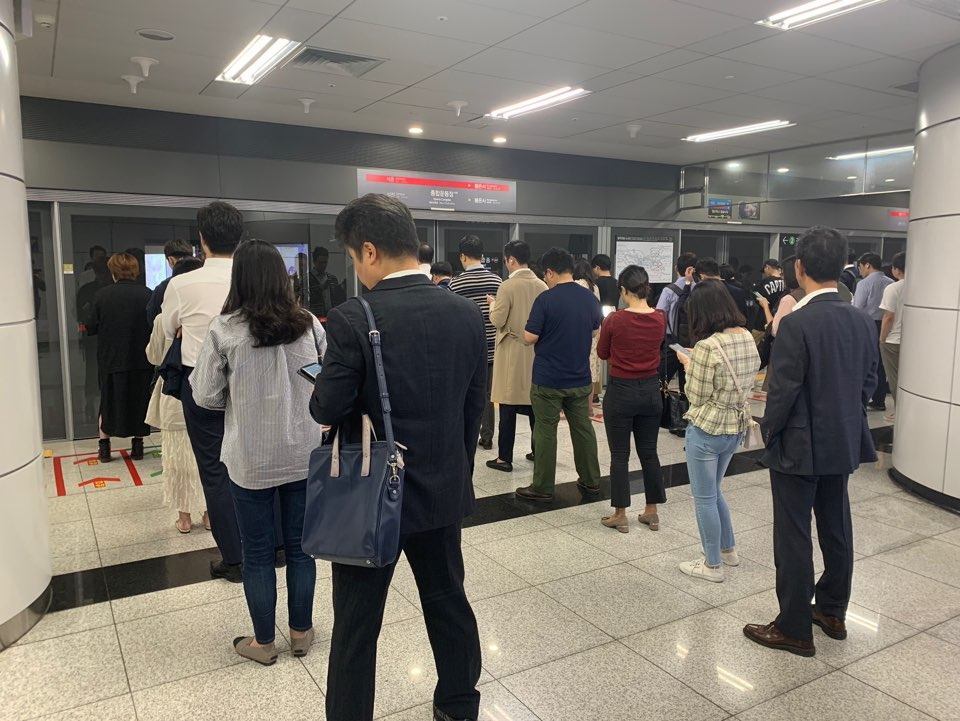 2019년 9월 26일 오전 출근길에 시민들이 9호선 열차를 기다리고 있다