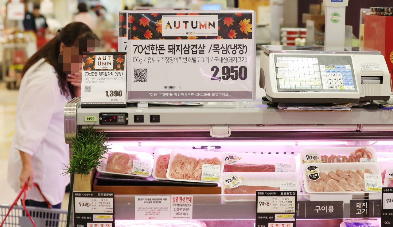 강화도 송해면의 한 양돈농장이 국내 다섯 번째 아프리카돼지열병 확진 판정을 받은 25일 서울 시내의 한 대형마트에서 고객이 돼지고기를 고르고 있다. 24일 돼지고기 도매가격은 ㎏당 5119원으로 지난달 평균 4179원과 비교해 22.5% 올랐다. 연합뉴스