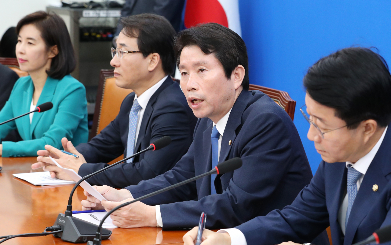 더불어민주당 이인영 원내대표(오른쪽 두번째)가 26일 오전 국회에서 열린 정책조정회의에서 발언하고 있다. [연합]