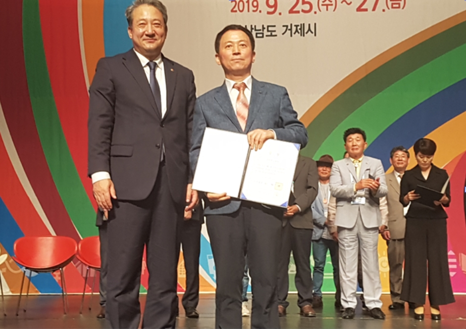 김선규 국민연금공단 사회적가치실현단장(오른쪽)이 환경부 박천규 차관(왼쪽)으로부터 지속가능발전대상 국무총리상을 받고 기념사진을 촬영하고 있다. [국민연금공단 제공]