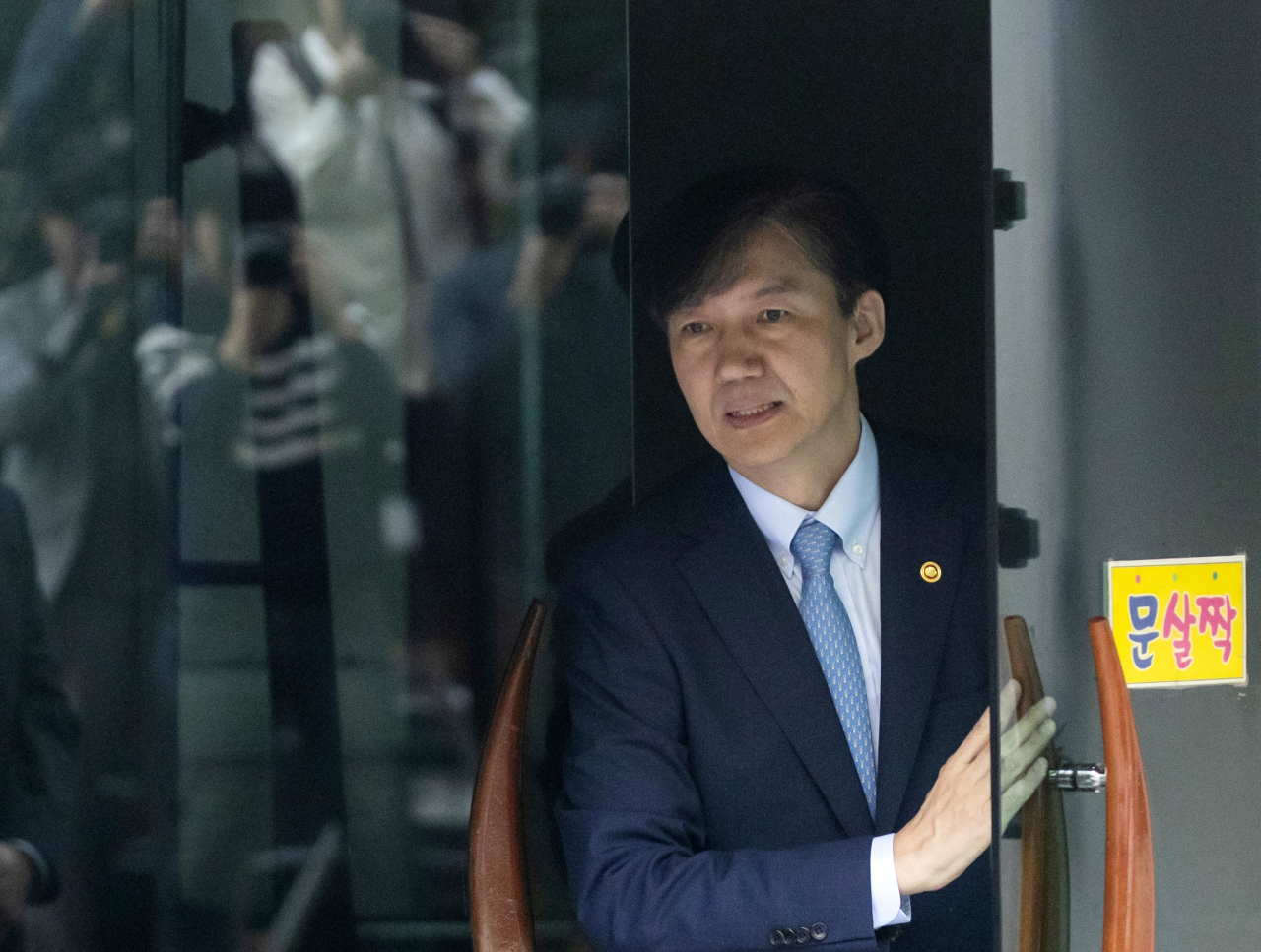 조국 법무부 장관이 26일 오전 출근을 위해 자택인 서울 서초구의 한 아파트를 나서고 있다. [연합]