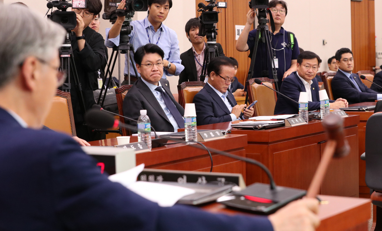 25일 오후 국회에서 여상규 위원장 주재로 법사위 전체회의가 열리고 있다. [연합]
