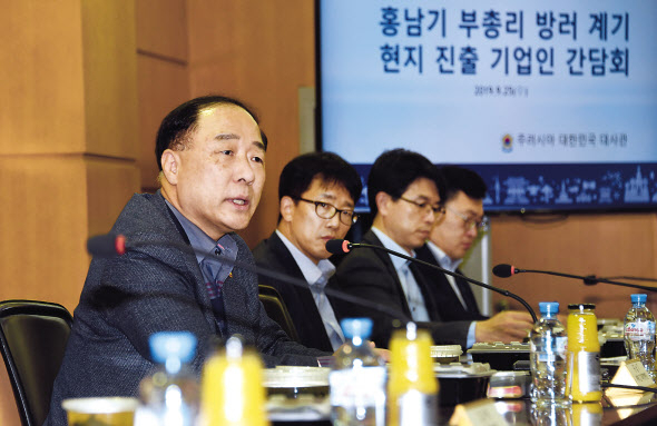 제18차 한-러 경제과학기술공동위원회 참석차 러시아 모스크바를 방문중인 홍남기 부총리 겸 기획재정부 장관이 9월 25일(현지시간) 러시아 현지 진출기업 간담회에서 애로사항 청취 등 대화를 나누고 있다. [기획재정부 제공]