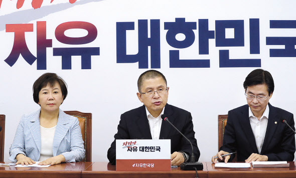 황교안 자유한국당 대표가 26일 오전 국회에서 열린 최고위원회의에서 발언하고 있다. [연합]