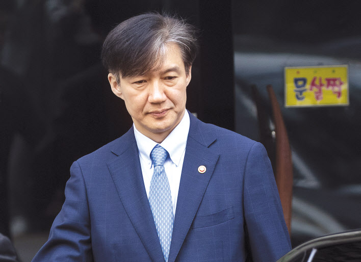 조국 법무부 장관이 26일 오전 서울 서초구 자택을 나서고 있다. 오른쪽은 같은 시각 서초구 서울중앙지방검찰청에서 조 장관 부인 정경심 동양대 교수소환에 대비해 대기하고 있는 취재진 모습. [연합]·박해묵 기자/mook@