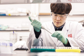 대웅제약 연구소에서 연구진이 신약개발을 하고 있다.