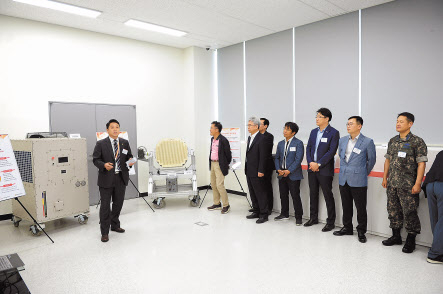 방위사업청 측이 지난 5월 AESA레이더 안테나 장비를 선보이고 있다. [방위사업청 제공]