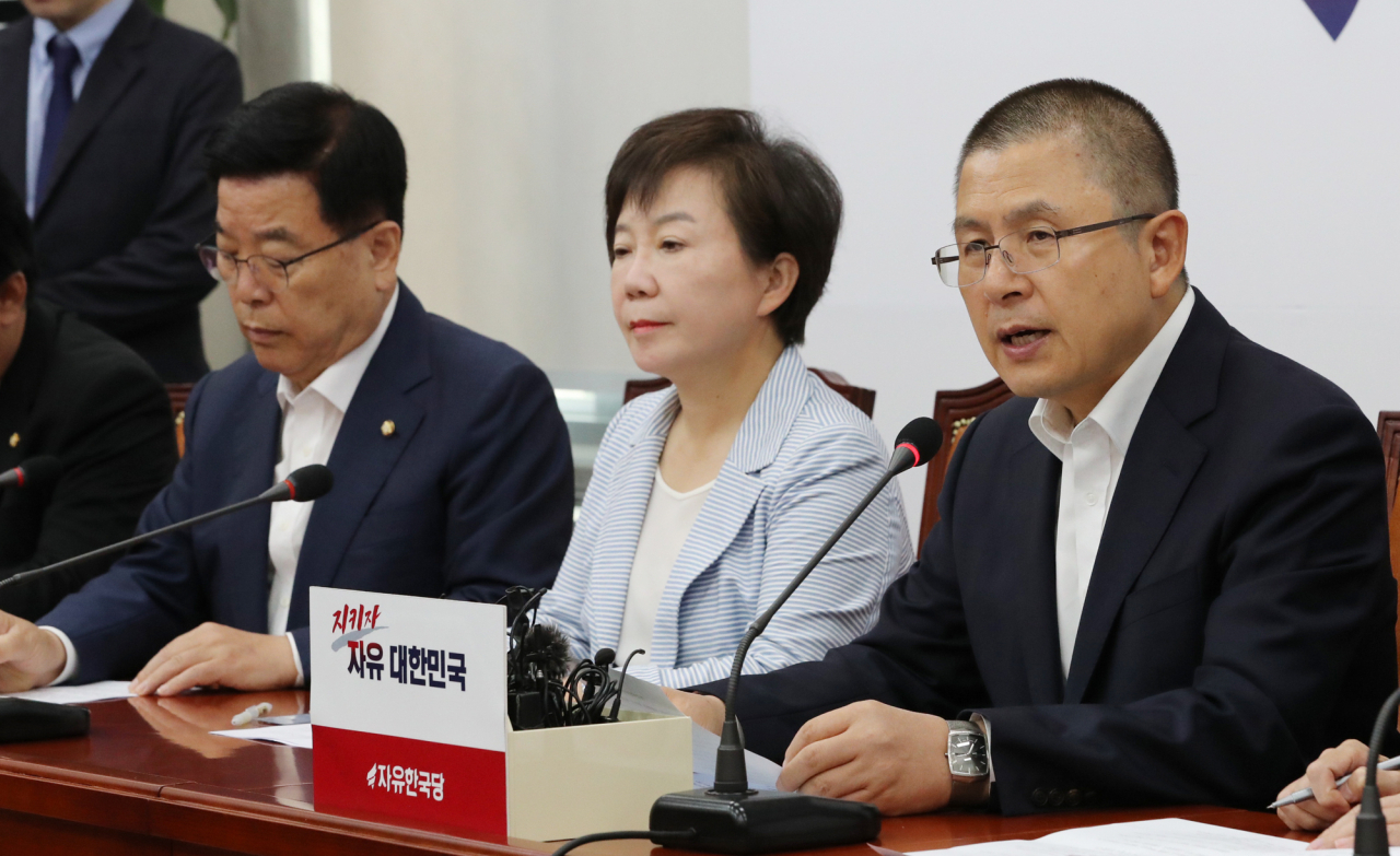 황교안 자유한국당 대표가 26일 오전 국회에서 열린 최고위원회의에서 발언하고 있다. [연합]