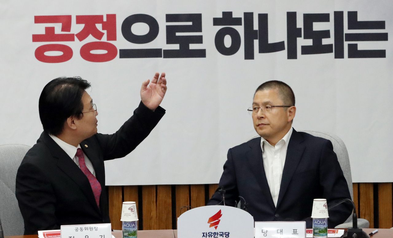 황교안 자유한국당 대표가 26일 오전 국회에서 열린 '저스티스리그 출범식'에서 정용기 정책위의장과 대화를 나누고 있다. [연합]