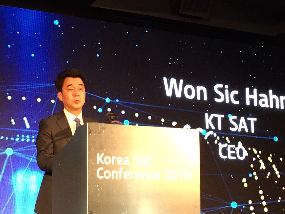 한원식 KT샛 사장이 26일 '코리아샛 2019' 컨퍼런스에서 개회사를 하고 있다. [KT 제공]