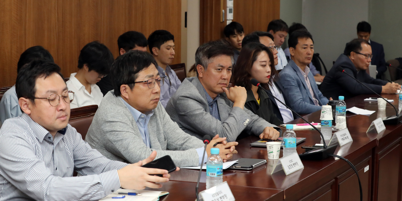26일 정부서울청사에서 열린 택시제도 개편방안 실무 논의기구 제2차 회의에서 택시업계, 플랫폼 택시, 정부 관계자 등이 의견을 나누고 있다. [사진=연합뉴스]