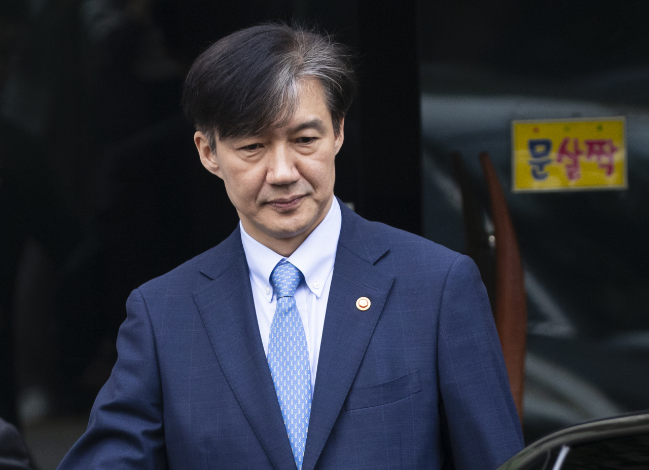26일 검찰이 조국 법무부 장관 일가가 운영해온 웅동학원을 상대로 위장 소송 의혹을 받고 있는 조 장관 동생을 피고발인 신분으로 불러 조사를 벌이고 있는 것으로 알려졌다. 조국 법무부 장관이 26일 오전 서울 서초구 자택을 나서고 있는 모습. [연합]