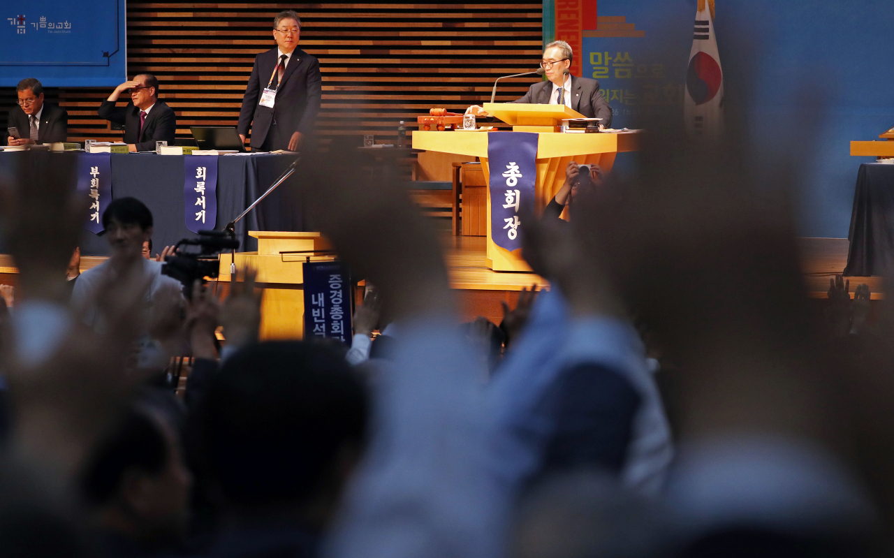 26일 오전 경북 포항시 기쁨의 교회에서 열린 대한예수교장로회(예장) 통합 교단 제104회 정기총회에서 총회장 김태영 목사가 회의를 주재하고 있다. 이날 회의에서는 명성교회 부자 목사의 목회직 세습을 사실상 인정하는 안이 표결 결과 가결됐다. [연합]