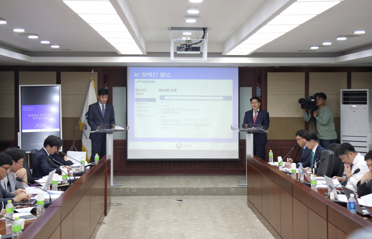 특허청과 대전지검은 이른바 ‘한류편승기업(한류의 인기에 편승해 한국산 제품인 것처럼 표기한 화장품 등을 판매해온 외국계기업에 대해 법원의 해산명령 결정을 이끌어 냈다. 사진은 천세창 특허청 차장(오른쪽)과 강지식 대전지검 차장검사(왼쪽)가 26일 정부대전청사에서 사건 경위를 브리핑 하고 있다.
