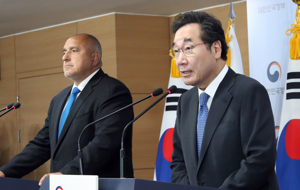 이낙연 국무총리가 26일 정부서울청사에서 보이코 보리소프 불가리아 총리와 함께 공동기자회견을 하며 발언하고 있다. ［연합］