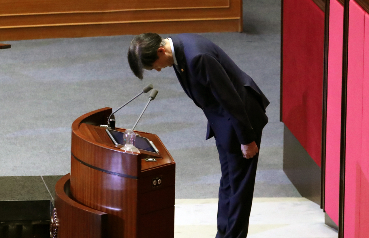 조국 법무부 장관이 26일 오후 국회 본회의장에서 열린 정치 분야 대정부질문에 앞서 신임 국무위원 인사를 하고 있다. 연합뉴스