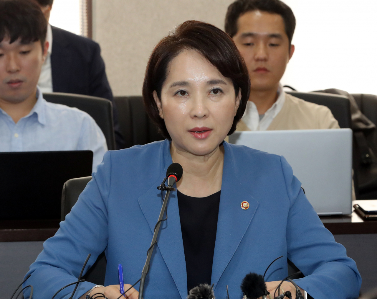 유은혜 사회부총리 겸 교육부 장관이 26일 서울 여의도 교육시설재난공제회에서 열린 교육신뢰회복추진단 회의에 참석해 인사말을 하고 있다. [연합]
