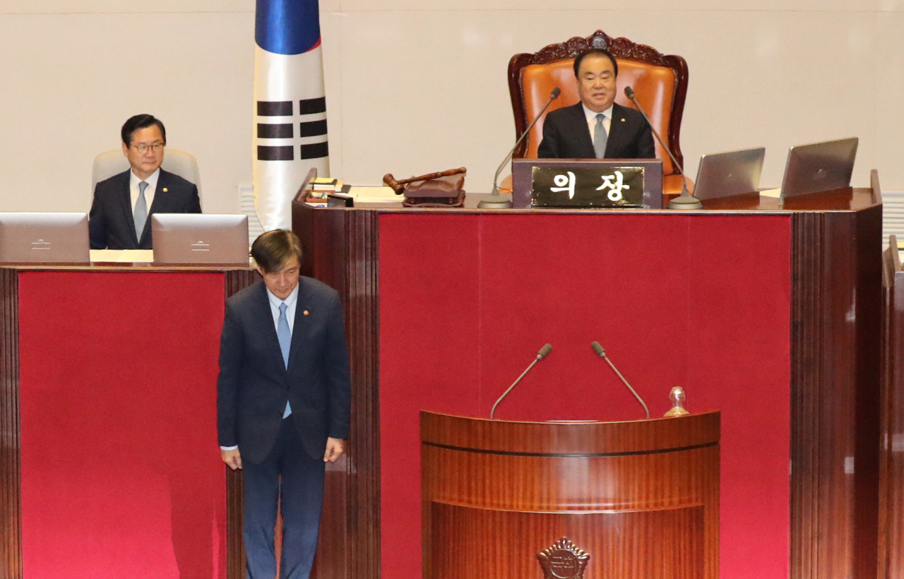 조국 법무부 장관이 26일 오후 국회 본회의에 출석, 신임 국무위원 인사를 하고 있다. [연합]