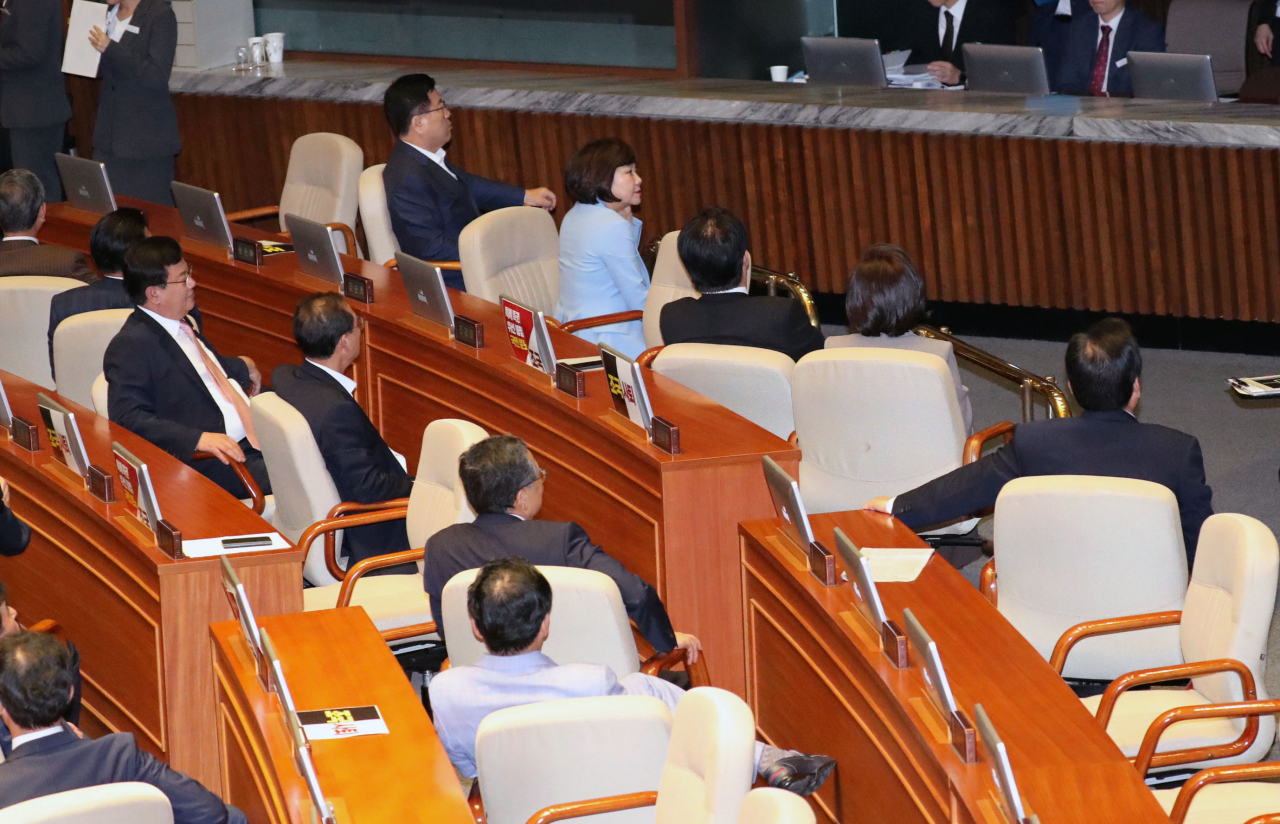 26일 오후 국회 본회의장에서 열린 정치 분야 대정부질문에서 조국 법무부 장관이 신임 국무위원 인사를 하자 자유한국당 의원들이 뒤돌아 앉고 있다. [연합]