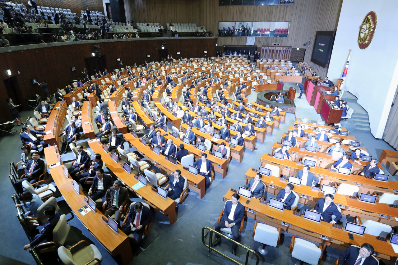 자유한국당 의원들이 26일 오후 국회 본회의에서 조국 법무부 장관이 인사말을 하자 돌아앉아 있다. [연합]
