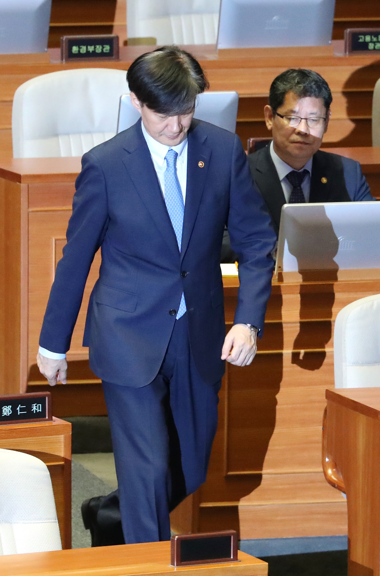 조국 법무부 장관이 26일 오후 국회 본회의장에서 열린 정치 분야 대정부질문에 앞서 신임 국무위원 인사를 하기 위해 이동하고 있다. [연합]