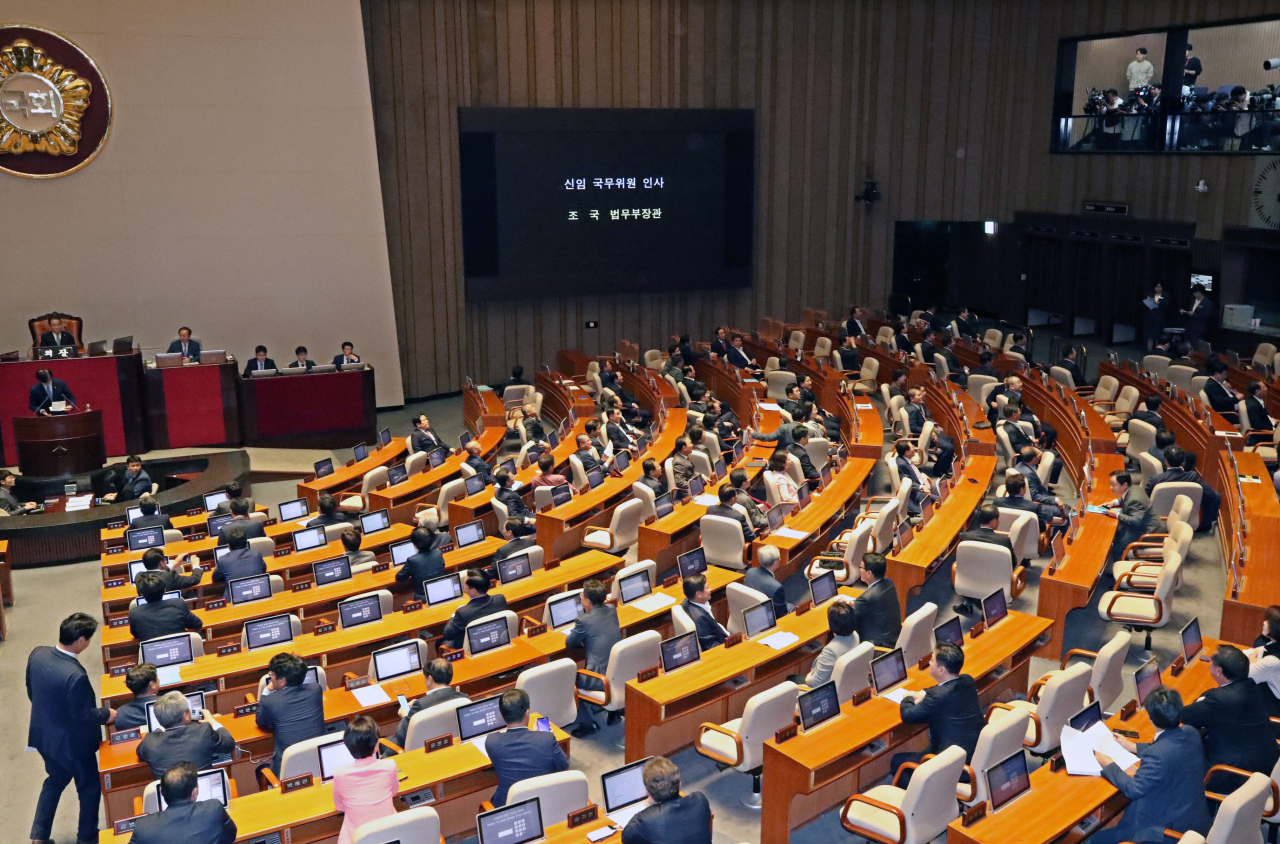 26일 오후 국회 본회의장에서 열린 정치 분야 대정부질문에서 조국 법무부 장관이 신임 국무위원 인사를 하자 자유한국당 의원들이 뒤돌아 앉고 있다. [연합]