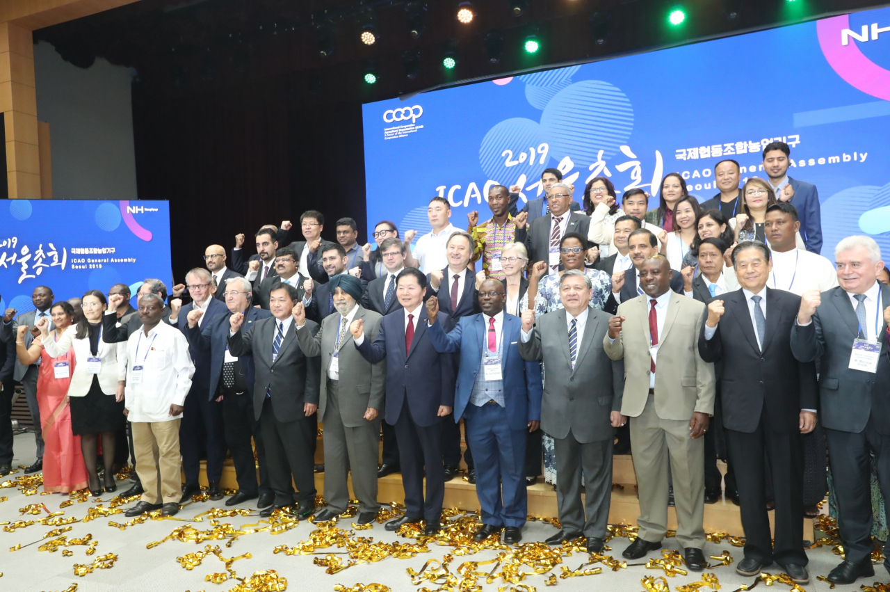김병원 농협중앙회장(사진 앞줄 오른쪽에서 여섯번째)이 국제협동조합농업기구(ICAO) 서울 총회에서 주요인사들과 기념촬영을 하고 있다. [농협 제공]