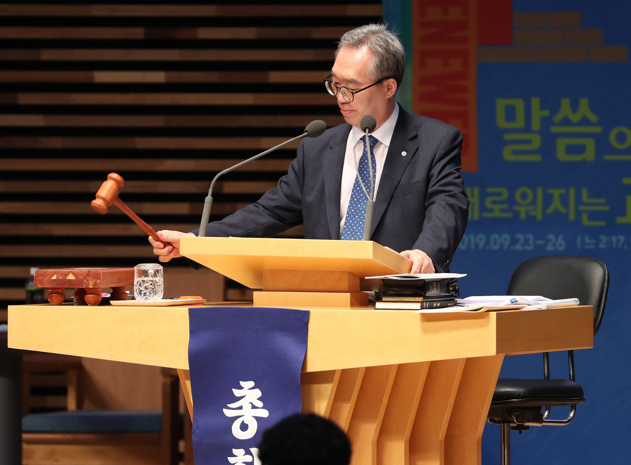 26일 오전 경북 포항시 기쁨의 교회에서 열린 대한예수교장로회(예장) 통합 교단 제104회 정기총회에서 총회장 김태영 목사가 명성교회 부자(父子) 목사의 목회직 세습을 사실상 인정하는 안이 표결 결과 가결되었음을 알리고 있다. 연합뉴스