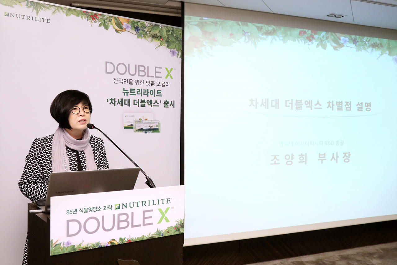 조양희 암웨이 아시아퍼시픽 R&D 부사장이 25일 서울 중구 더 플라자 호텔에서 가진 기자간담회에서 발표하고 있다. [한국암웨이 제공]