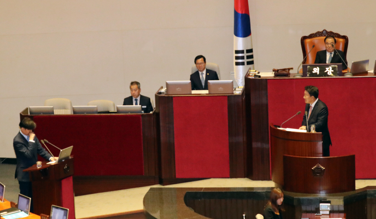 조국 법무부 장관이 26일 오후 국회 본회의에 출석, 자유한국당 권성동 의원 질의에 답하고 있다. [연합]