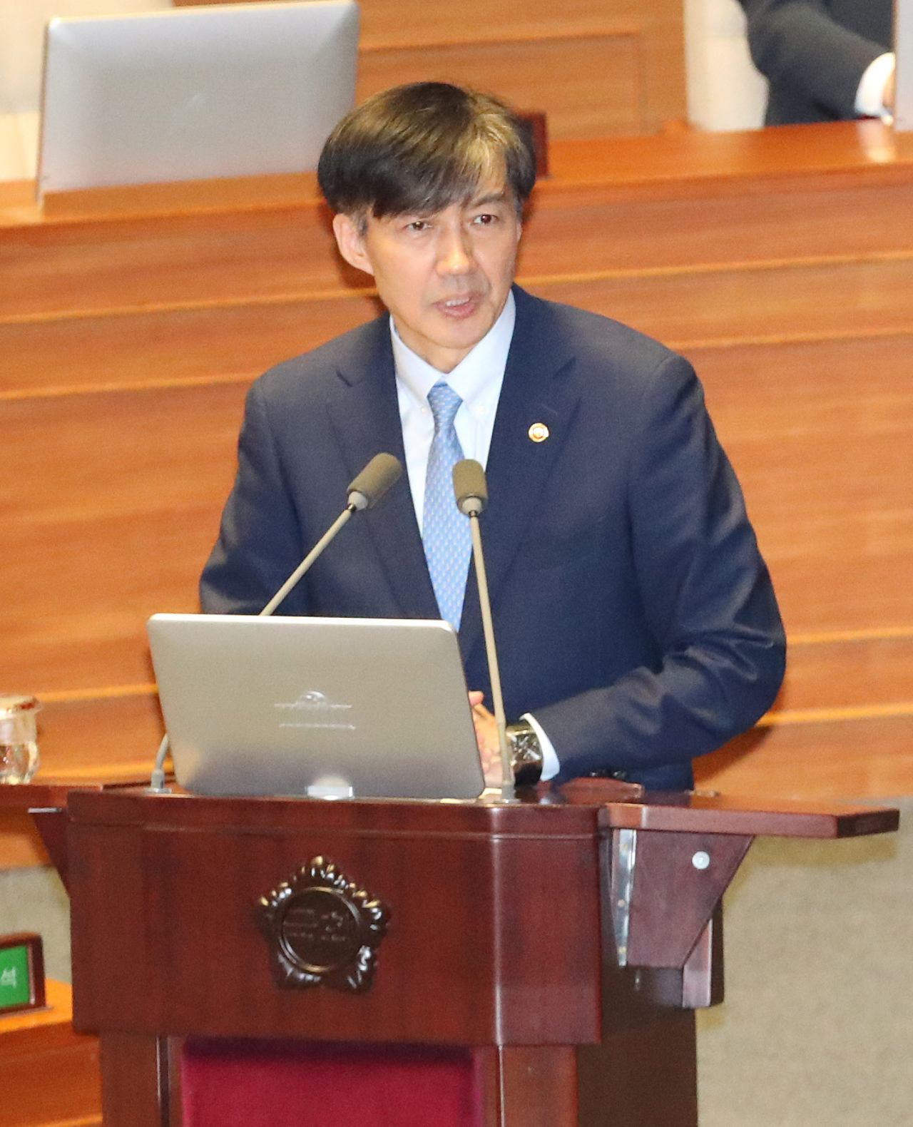 조국 법무부 장관이 26일 오후 국회 본회의에 출석, 자유한국당 권성동 의원 질의에 답하고 있다. [연합]
