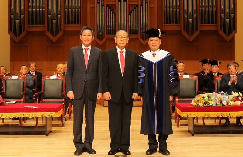단국대 총장이취임식 기념사진(왼쪽부터장호성 前총장, 장충식 이사장, 김수복 신임총장).