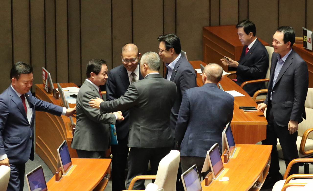 26일 오후 국회 본회의에서 자유한국당 의원들이 주광덕 의원이 조국 법무부 장관에게 질의를 마치고 좌석으로 돌아오자 격려하고 있다. [연합]