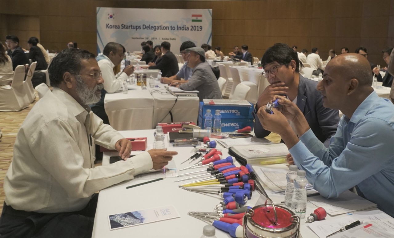 South Korean firms talk with Indian buyers at a consumer goods fair hosted by KOTRA in New Delhi on Thursday. (KOTRA)