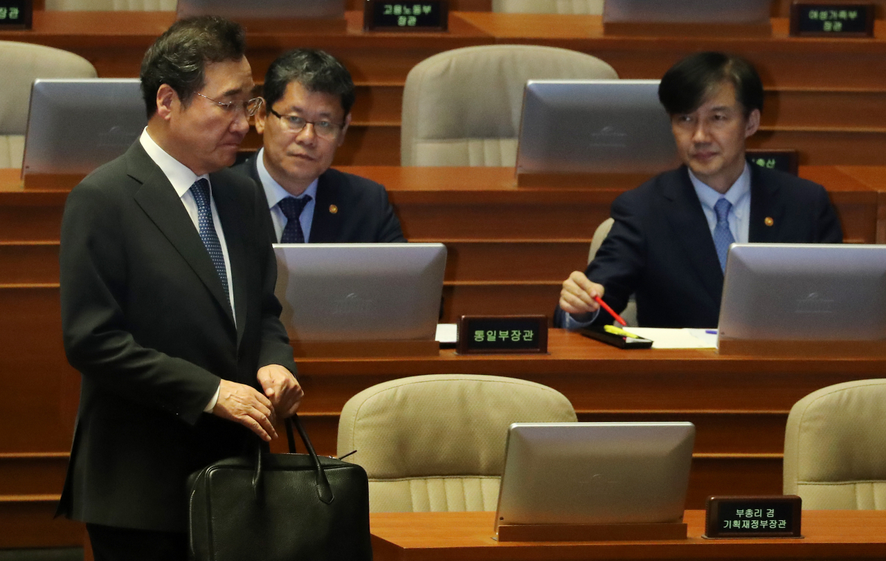 이낙연 국무총리(왼쪽)가 26일 오후 국회 본회의장에서 열린 정치 분야 대정부질문에 참석하고 있다. 오른쪽은 조국 법무부 장관. [연합]