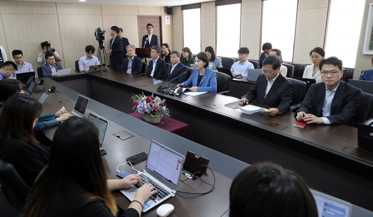 유은혜 사회부총리 겸 교육부 장관이 26일 서울 여의도 교육시설재난공제회에서 열린 교육신뢰회복추진단 회의에 참석해 인사말을 하고 있다. [연합]