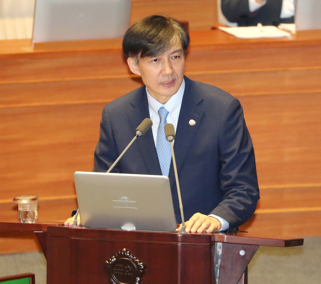 조국 법무부 장관이 26일 오후 국회 본회의에 출석, 자유한국당 주광덕 의원의 질의에 답변하고 있다. 연합뉴스
