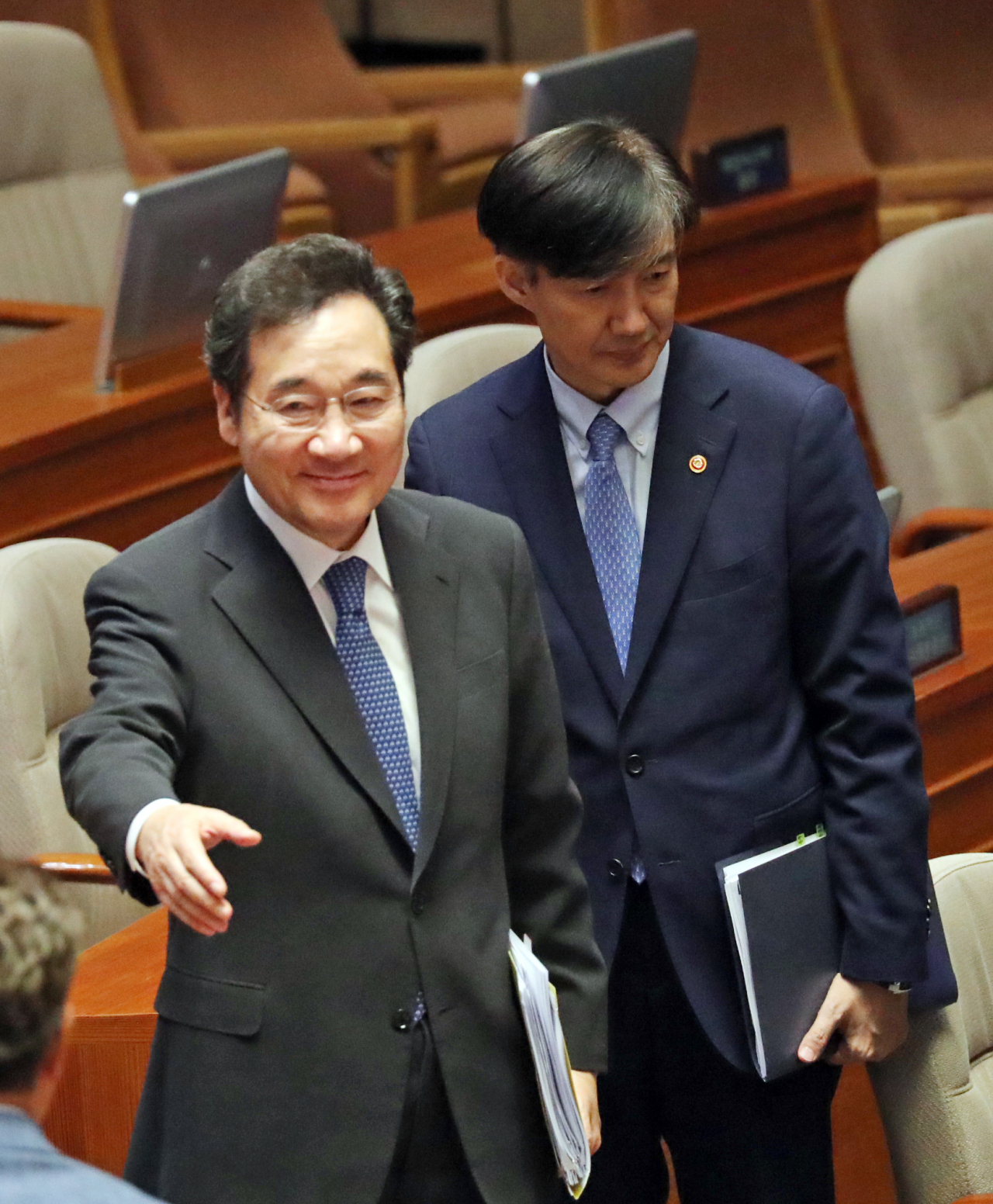 조국 법무부 장관(오른쪽)이 26일 오후 국회 제1회의장에서 정치 분야 대정부질문이 정회되자 이낙연 국무총리와 함께 이동하고 있다.[연합]