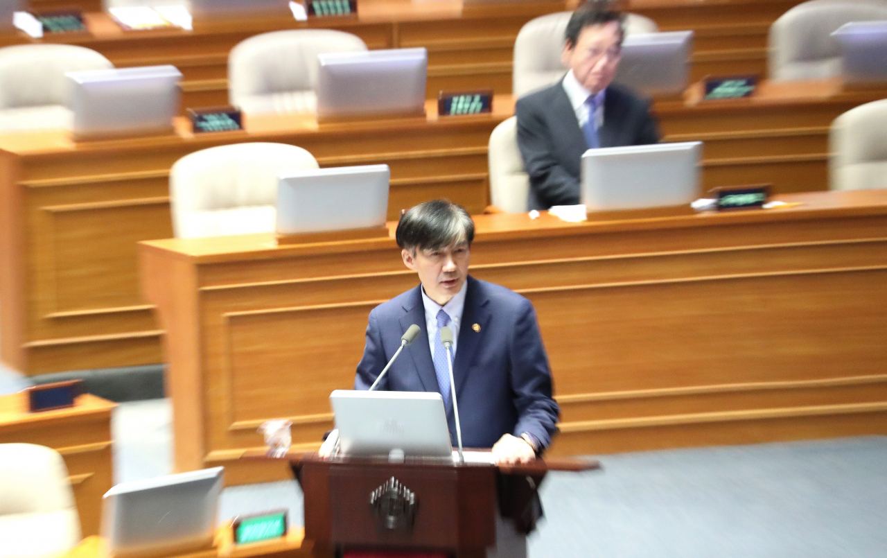 조국 법무부 장관이 26일 오후 국회 본회의장에서 열린 정치 분야 대정부질문에서 답변을 하고 있다. [연합뉴스]