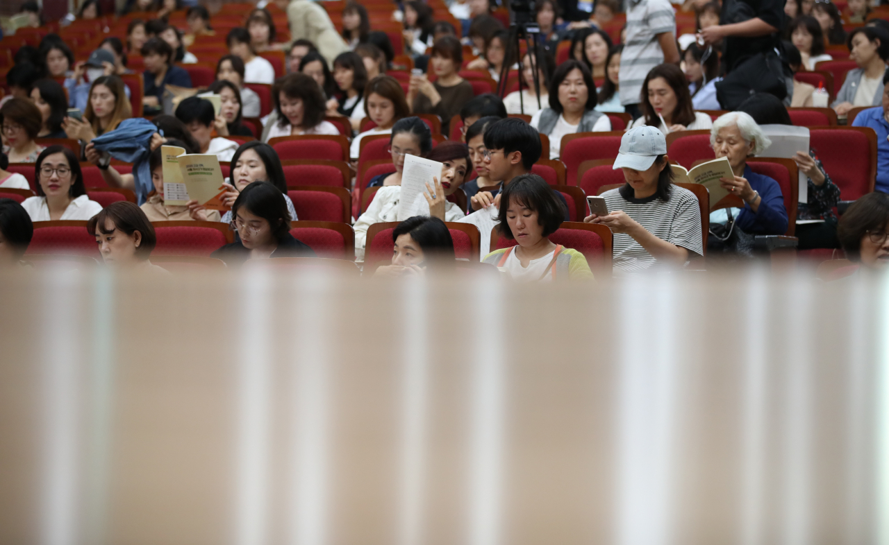 지난 20일 서울 동성고에서 열린 자사고 연합 설명회에서 학부모와 학생들이 강연을 듣고 있다. [연합뉴스]