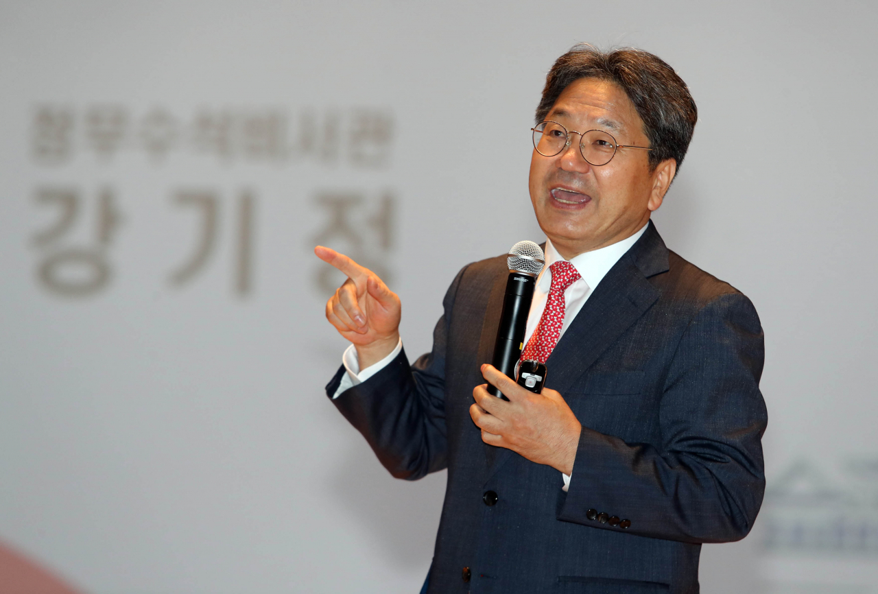강기정 정무수석이 26일 오후 전남 순천시 순천만생태문화교육원에서 열린 2019 대한민국 균형발전 정책박람회에 참석해 '대통령의 경제 투어로 본 지역혁신'을 주제로 기조 강연을 하고 있다. [연합]