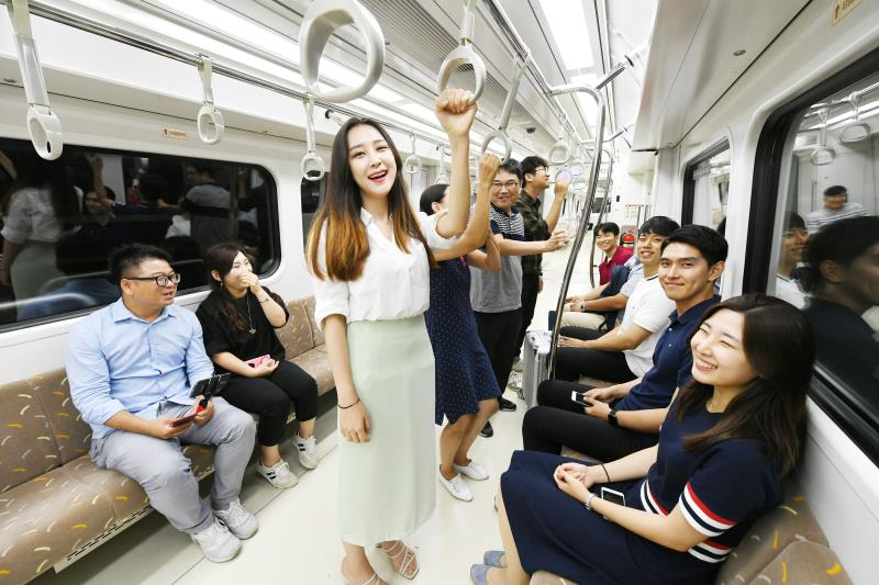 김포, 지하철시대 열었다. 김포도시철도 골드라인 승객 탑승 모습.