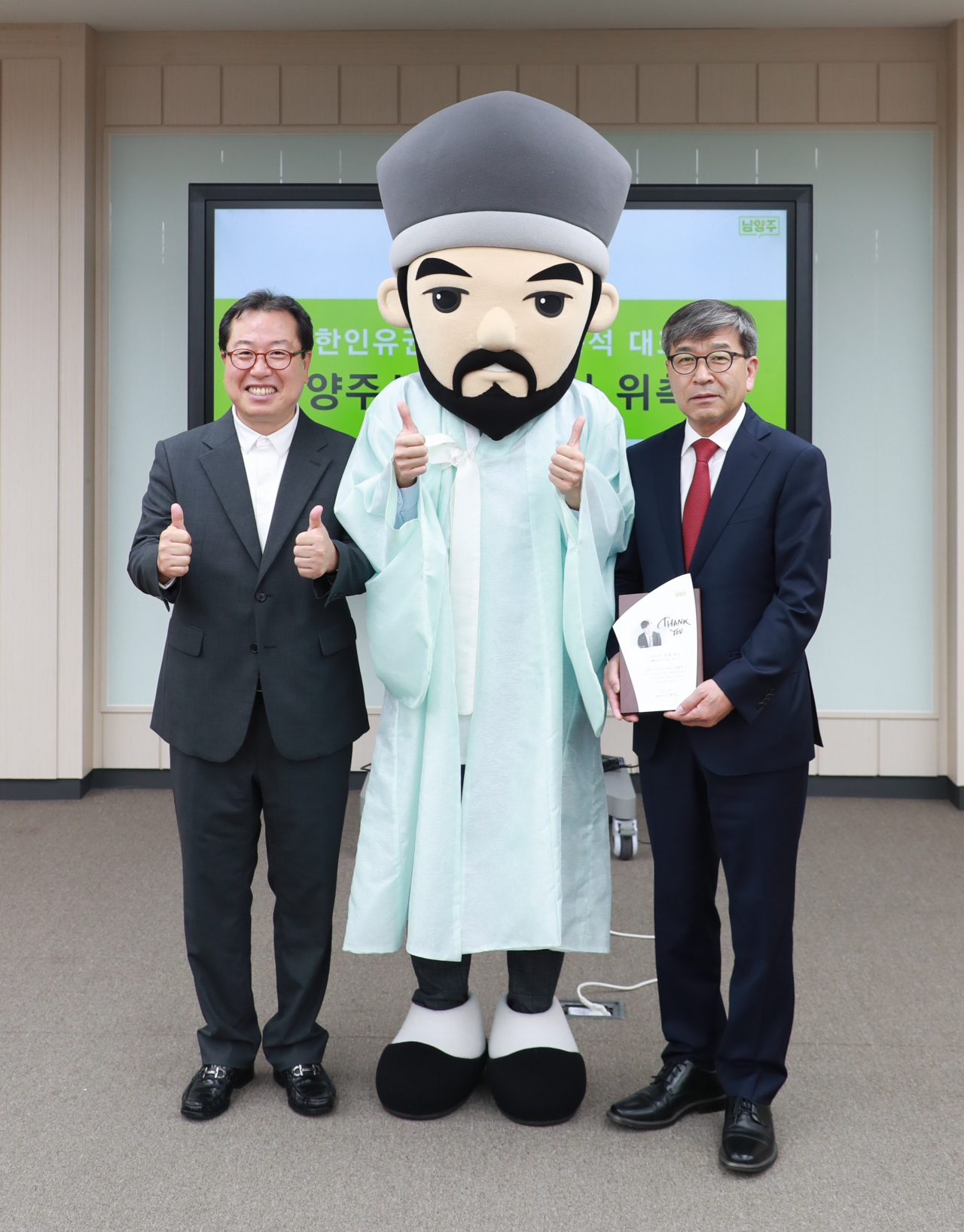 남양주시가 김동석(오른쪽) 한인유권자연대 대표를 홍보대사로 위촉했다. [남양주시]